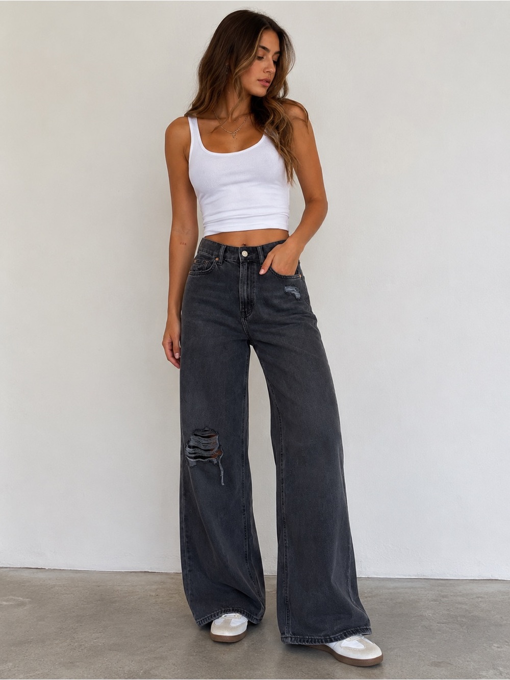 H&M Black Distressed High Rise Wide Leg Jeans Women’s Size 4 Washed‎ Denim